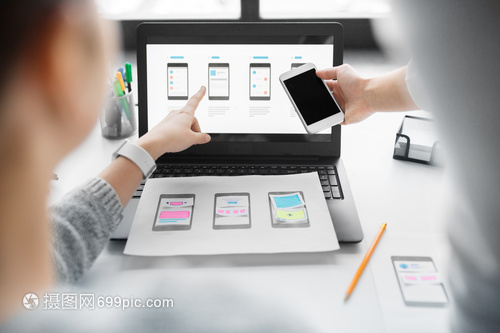 應用程序,技術商業(yè)網(wǎng)頁師開發(fā)人員與筆記本電腦智能手機工作的用戶界布局辦公室網(wǎng)頁師智能手機用戶界